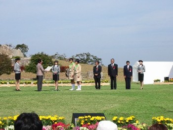 広島県での表彰式(男性3人の中央が瀬戸村長)