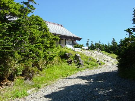登山道から見る遥拝所の入口