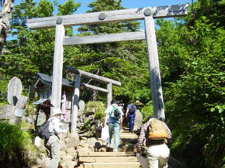 明治初年まではここまで女人の登拝が許されていました