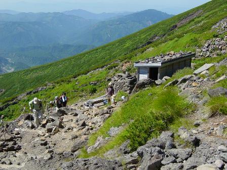 一口水と大のぞきの中間にある9合避難小屋（石室）
