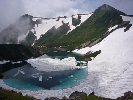 残雪の三の池（7月初旬撮影）
