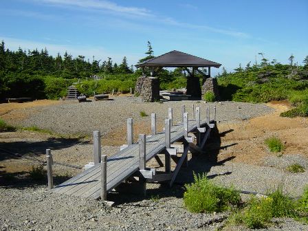 登山道わきの休憩施設