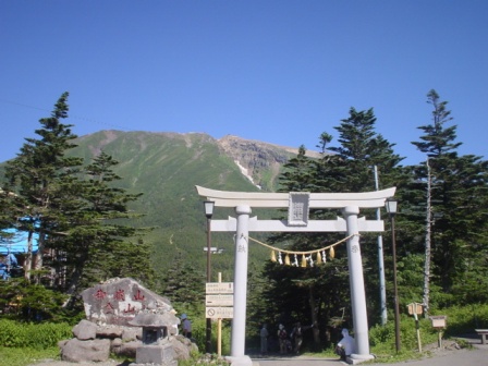 登山道の入り口に御岳神社の鳥居があります。