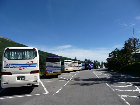 大型駐車場です。そのほか普通車は100台以上駐車できます。（24時間開放）