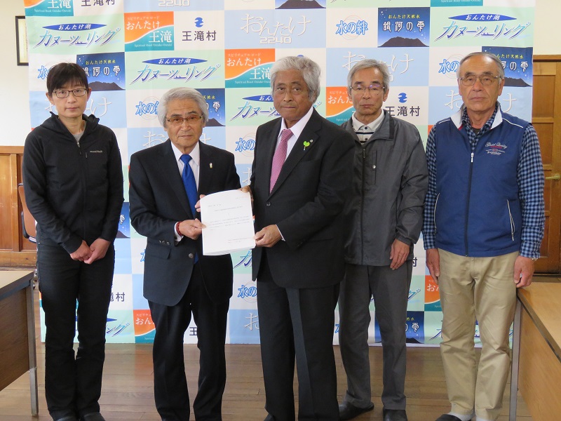 王滝村公共施設等総合管理計画推進に係る提言を受けました。